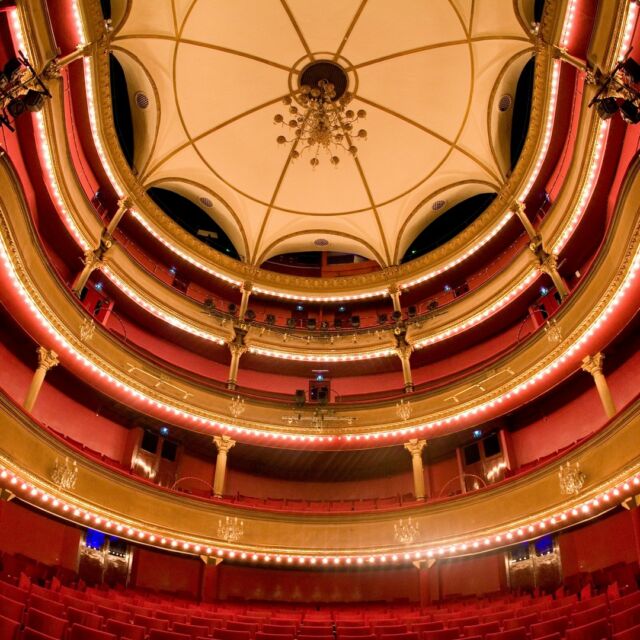 Le Théâtre des Bouffes Parisiens est un théâtre à l'italienne de 600 places inauguré en 1855 et situé au cœur de Paris. 
Reconnaissables par leur forme et leur esthétique souvent luxueuse, l’architecture des théâtres à l’Italienne est emblématique, ancrée dans l’imaginaire collectif. 
La salle à l’italienne naît dans l’Italie de la Renaissance avec la redécouverte de Vitruve. Dans cette architecture, tout est étudié pour entendre, voir, et être vu. Pour cela, la salle est organisée en superposition de galeries en forme de fer à cheval, créant un espace codifié dans lequel le public est mis en scène selon une hiérarchie sociale. Les loges étaient à l’origine réservées aux aristocrates, les balcons aux bourgeois, le parterre, l’orchestre et le poulailler étant réservé aux personnes moins fortunées.

#bouffesparisiens #culture #theatre #sortiraparis #theatreparisien