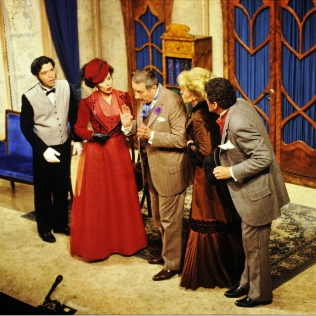 Jacques Crépineau prit la direction du Théâtre de la Michodière dès 1981. Il y fit jouer du théâtre de boulevard avec Poiret et Dabadie, et à partir de 1992, il décide de produire une pièce de l'auteur connu pour ses nombreux vaudevilles : Georges Feydeau. Il monte "La Puce à L’oreille", une comédie basée sur les quiproquos entre les personnages qui se suspectent mutuellement d'adultère. 
Le choix des comédiens, la mise en scène de Jean-Claude Brialy, les décors et les costumes modernes firent de cette pièce un véritable succès.

#michodiere #theatre #jacquescrepineau #theatredeboulevard #comedie #jeanclaudebrialy #lapucealoreille #culture #theatresparisiens