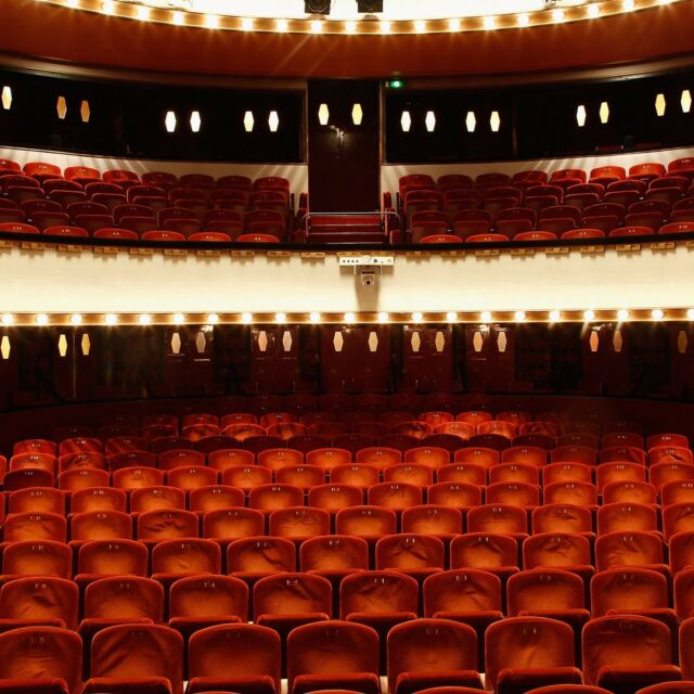 Le Théâtre de la Michodière est un théâtre à l'italienne ayant été inauguré en 1925.
Reconnaissables par leur forme et leur esthétique souvent luxueuse, l’architecture des théâtres à l’Italienne est emblématique, ancrée dans l’imaginaire collectif. 
La salle à l’italienne naît dans l’Italie de la Renaissance avec la redécouverte de Vitruve. Dans cette architecture, tout est étudié pour entendre, voir, et être vu. Pour cela, la salle est organisée en superposition de galeries en forme de fer à cheval, créant un espace codifié dans lequel le public est mis en scène selon une hiérarchie sociale. Les loges étaient à l’origine réservées aux aristocrates, les balcons aux bourgeois, le parterre, l’orchestre et le poulailler étant réservé aux personnes moins fortunées.

#michodiere #theatre #anecdote #theatrealitalienne #vingtieme #vingtiemetheatre