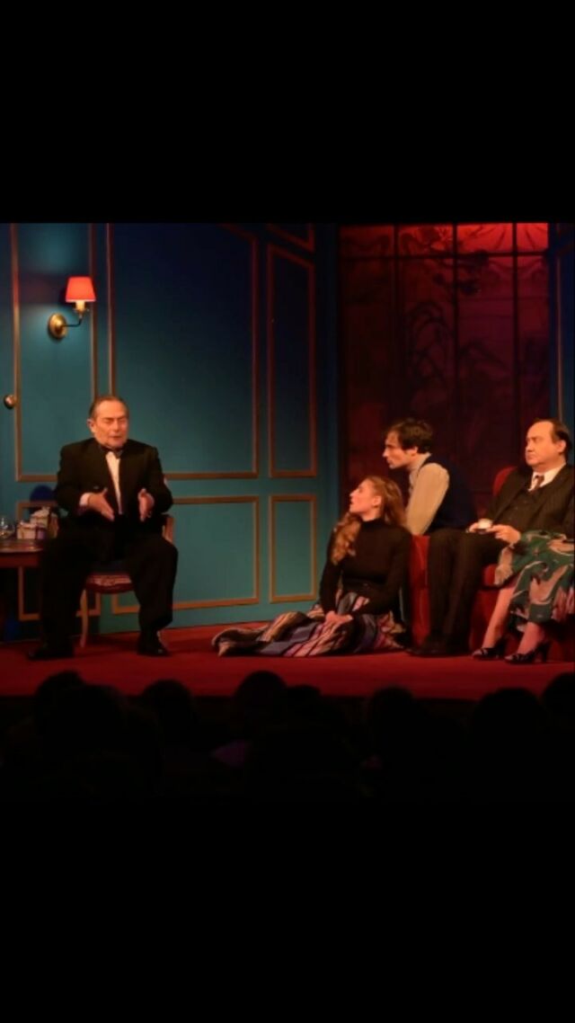 « Je parle de naissance et ils font des têtes d’enterrement! » La comédie « Lorsque l’enfant paraît », dont la mise en scène est signée @michelfauofficiel, est en ce moment et jusqu’au 30 décembre au Théâtre de la Michodière ! N’attendez pas pour réserver vos places !  #comédie #catherinefrot #michelfau #andreroussin #theatre #theatreparisien #sortiraparis #theatredeboulevard