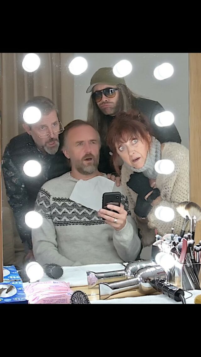 L’ambiance détonnante d’un car-loge lors d’un tournage, à retrouver sur la scène du Studio Marigny ! 
Lien de la billetterie en bio 🎟