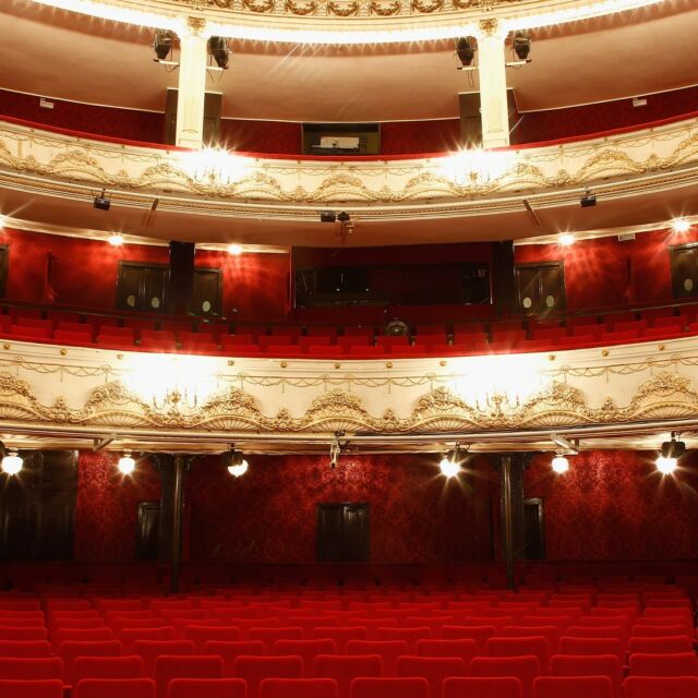 Le Théâtre de Paris est un théâtre à l’italienne de 1100 places, qui fut inauguré en 1891.
Reconnaissables par leur forme et leur esthétique souvent luxueuse, l’architecture des théâtres à l’Italienne est emblématique, ancrée dans l’imaginaire collectif. 
La salle à l’italienne naît dans l’Italie de la Renaissance avec la redécouverte de Vitruve. Dans cette architecture, tout est étudié pour entendre, voir, et être vu. Pour cela, la salle est organisée en superposition de galeries en forme de fer à cheval, créant un espace codifié dans lequel le public est mis en scène selon une hiérarchie sociale. Les loges étaient à l’origine réservées aux aristocrates, les balcons aux bourgeois, le parterre, l’orchestre et le poulailler étant réservé aux personnes moins fortunées.

#théâtre #dixneuviemesiecle #culture #theatreparis